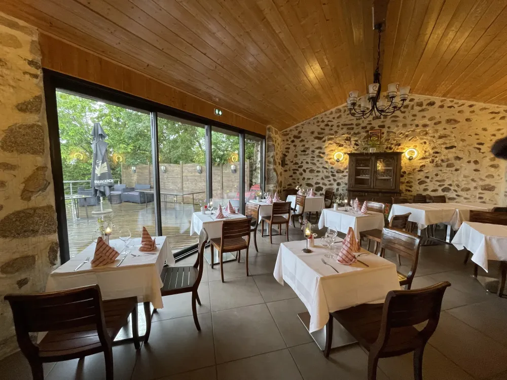 Salle du restaurant avec baie vitréewebp
