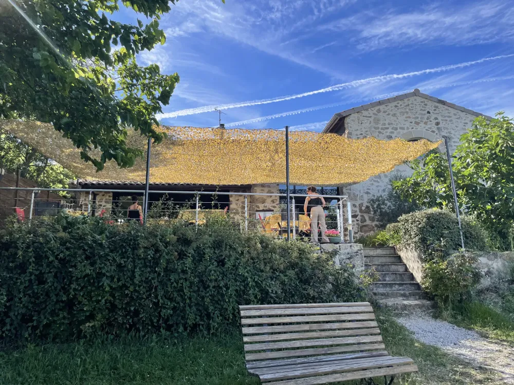 Banc en bois devant la terasse du restaurant