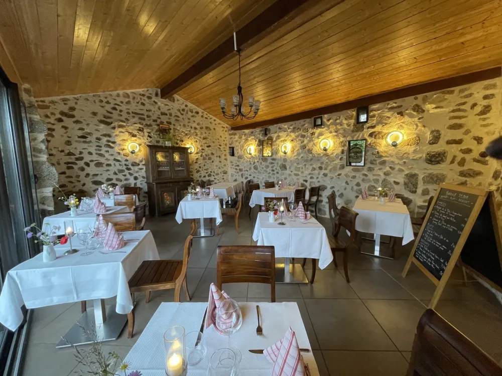 Tables avec nappes blanches