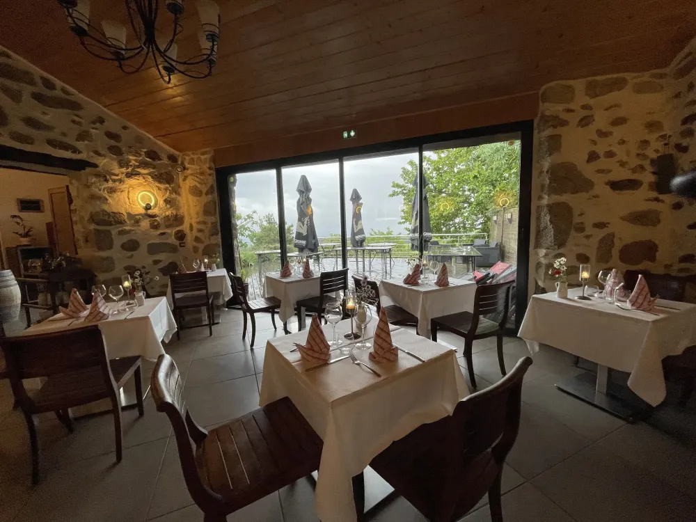Tables dans la salle du restaurant