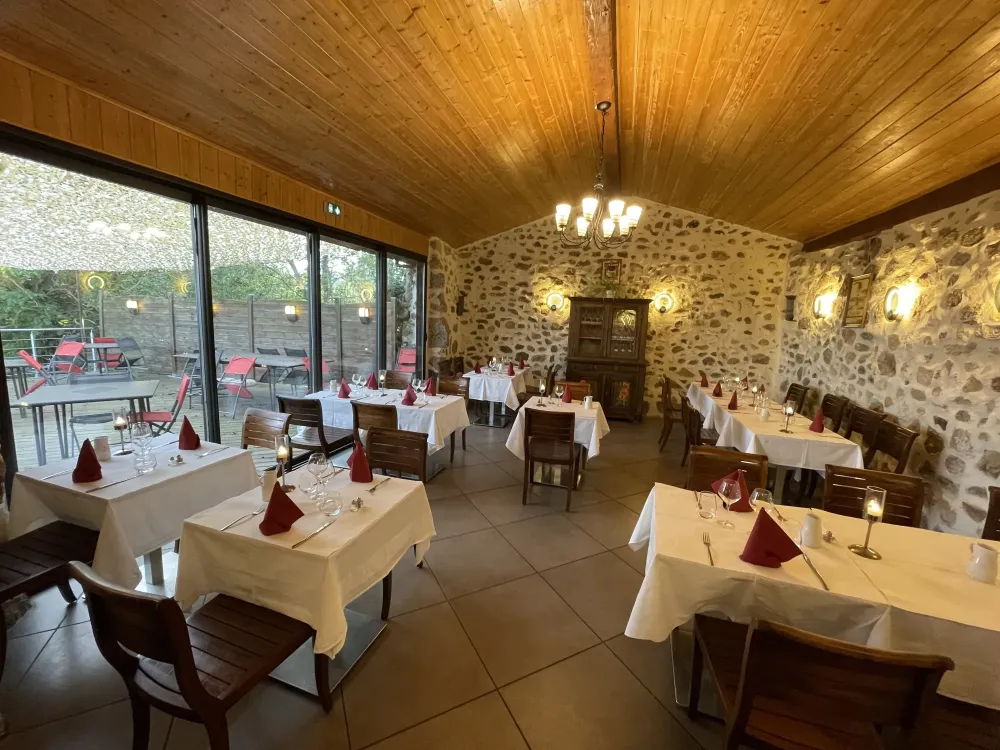 Salle du restaurant avec murs en pierres